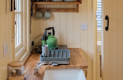 Brackley Cabin | Shepherdshut-hot Tub-cotswolds-petfriendly