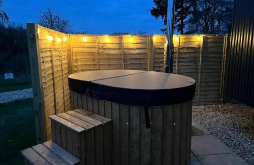Brackley House | ShepherdsHut-Hot Tub-Cotswolds-PetFriendly