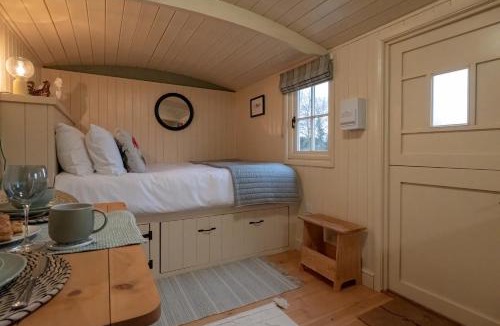 Brackley House | ShepherdsHut-Hot Tub-Cotswolds-PetFriendly