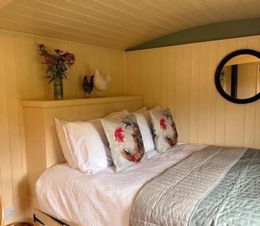 Brackley House | ShepherdsHut-Hot Tub-Cotswolds-PetFriendly