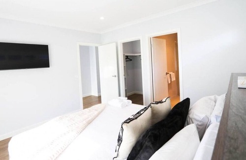 Kialla House | SHEPPARTON-Luxury 4 Bed Home- Popular Villa-Kialla