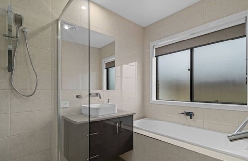 Kialla House | SHEPPARTON-Luxury 4 Bed Home- Popular Villa-Kialla