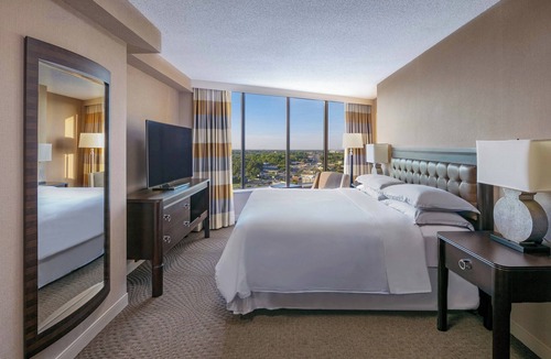 Greensboro Hotel | Sheraton Greensboro at Four Seasons