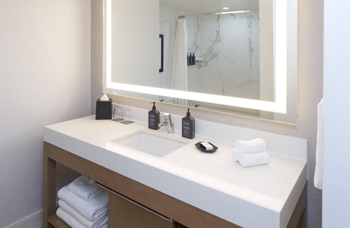 South Shore Hotel | Sheraton Pittsburgh Hotel at Station Square