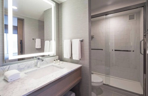 Crosswoods Hotel | Sheraton Suites Columbus Worthington