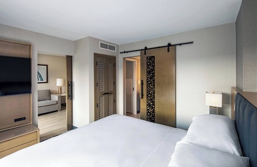 Crosswoods Hotel | Sheraton Suites Columbus Worthington