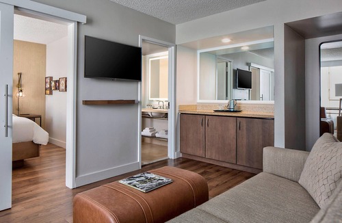 Dallas Design District Hotel | Sheraton Suites Market Center Dallas