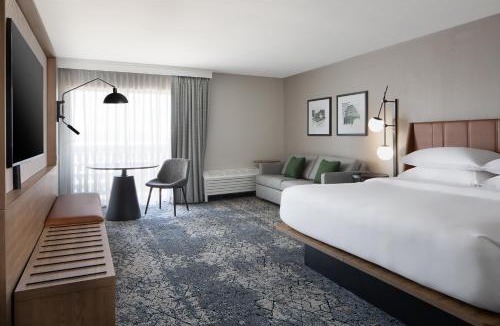Maryland Heights Hotel | Sheraton Westport Lakeside Chalet