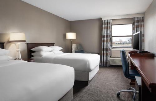 Maryland Heights Hotel | Sheraton Westport Lakeside Chalet