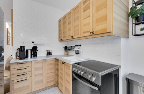 Milton Park Apartment | Sherbrooke Suite 105 Downtown Montreal | Queen Bed, Sofa Bed, 65` Roku TV