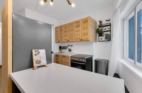 Milton Park Apartment | Sherbrooke Suite 105 Downtown Montreal | Queen Bed, Sofa Bed, 65` Roku TV