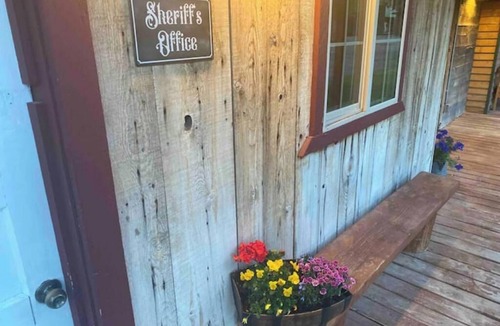 Ririe Apartment | Sheriff's Office Cabin At Mountain River Ranch
