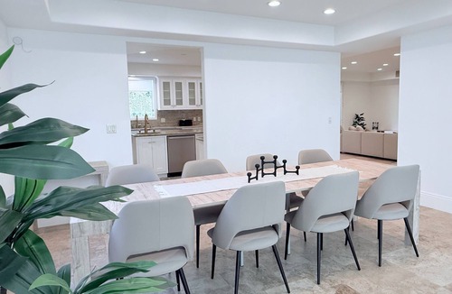 Sherman Oaks House | Sherman Oaks Serenity 5BDs & 5.5BAs w/Pool&Spa
