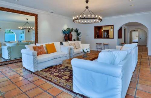 Sherman Oaks House | Sherman Oaks Tennis Estate with Pool + Spa