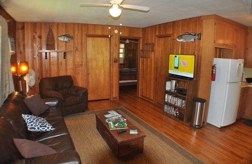 Gordonville House | Sherwood Hills Cottage Sleeps 4 - 5.
