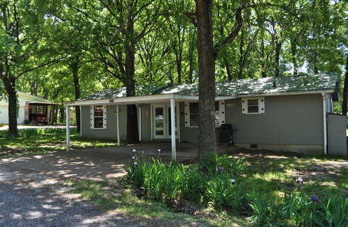 Gordonville House | Sherwood Oaks Lodge Sleeps 4-5.