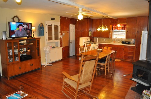 Gordonville House | Sherwood Pines Inn -Spacious 2-bedroom at Texoma sleeps up to 8!