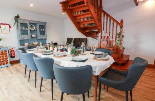 Falkirk House | Shieldhill Farm House