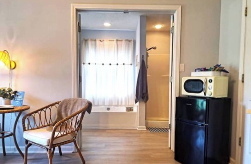 Tyrone Apartment | Shiloh - Serene green space, read a book or write one! Amazing sleep w/King bed.