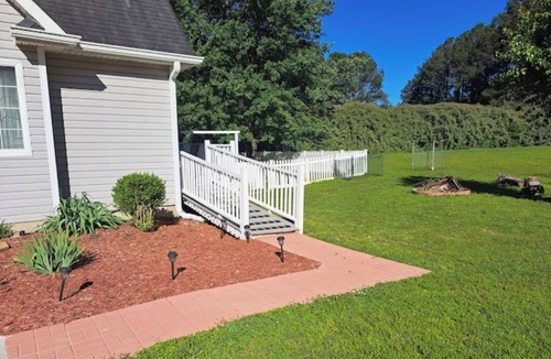 Tyrone Apartment | Shiloh - Serene green space, read a book or write one! Amazing sleep w/King bed.