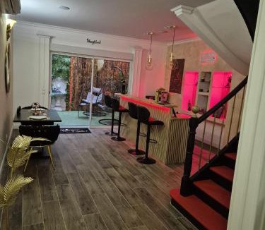 Limoux Apartment | Shiny Cloud Love Room