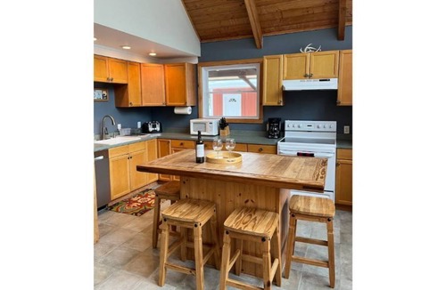 Wardsboro Ski Chalet | Shiny Elk Chalet | Between Mt Snow & Stratton Mt