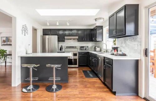 Murphys Corner House | Shiny Rambler House with Spacious Solarium.