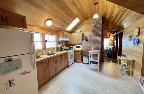 Ocean Point Cottage | Ship's Wheel - Charming Ocean View in Ocean Point!