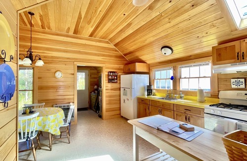 Ocean Point Cottage | Ship's Wheel - Charming Ocean View in Ocean Point!