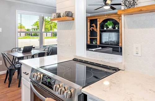 College Station Apartment | Shiplap:1st Flr 2 Bdrm-Walk to A&M-Comfy King Beds