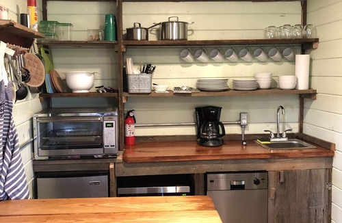 Marion Other | Shipping container farmhouse❤️1 pet free, 2nd considered for fee, 7min d’town Mem