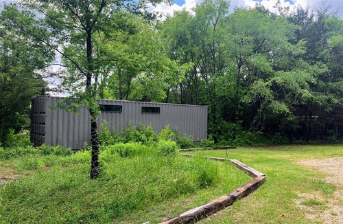 Elmo Cabin | Shipping Container Home with Waterfront View ✨ 45 min from Dallas