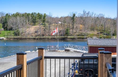 Mahone Bay Hotel | Ships Inn