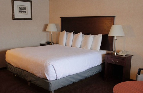 Houlton Hotel | Shiretown Inn & Suites