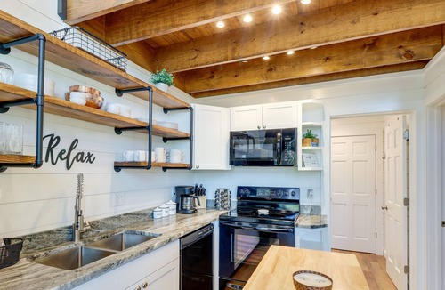 Newnata Cabin | Shirley Treehouse-Style Cabin w/ Lake Access!