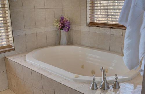 Powell House | Shoal Creek Retreat - Spacious, Views, Relaxing