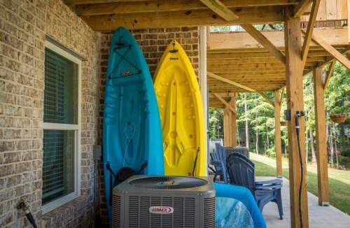 Eatonton House | Shoo Fly at Lake Oconee - Lakefront, Kayaks, Games