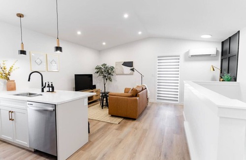 St. James House | *Shop & Dine | Free Parking | 7 min to Airport*