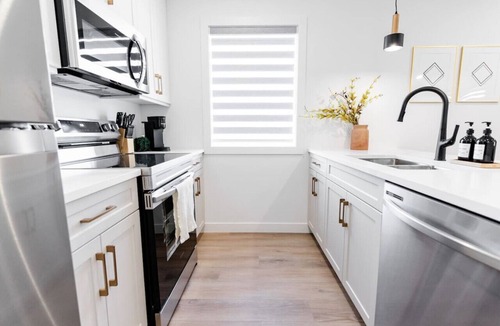 St. James House | *Shop & Dine | Free Parking | 7 min to Airport*