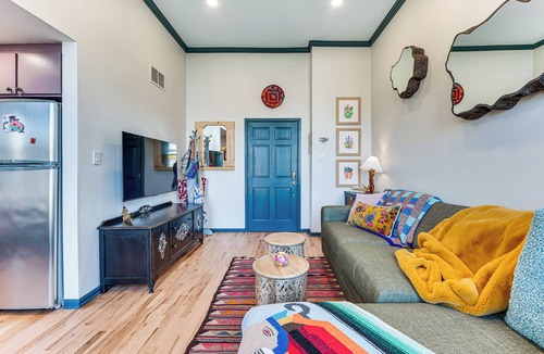 Golden Apartment | Shop, Dine, Unwind! Couples Retreat in Dtwn Golden