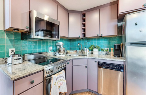 Golden Apartment | Shop, Dine, Unwind! Couples Retreat in Dtwn Golden