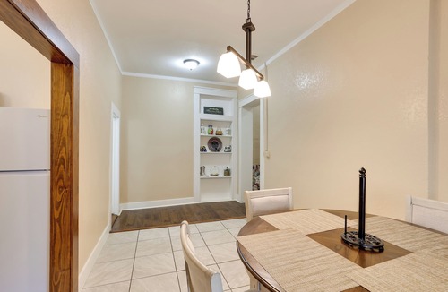 Marshall Apartment | Shop, Dine & Unwind: Dtwn Marshall Studio!