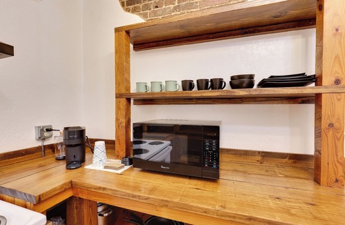 Marshall Apartment | Shop, Dine & Unwind: Dtwn Marshall Studio!