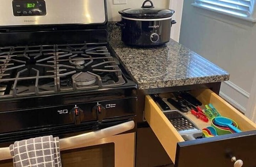 Foxcroft Square Apartment | Shop, Eat, Rest 1 bdrm Apt w/Onsite Free Parking