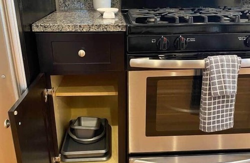 Foxcroft Square Apartment | Shop, Eat, Rest 1 bdrm Apt w/Onsite Free Parking