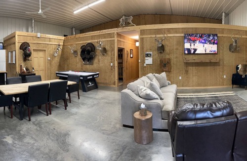 Grayridge House | Shop House located 8 miles from Otter Slough Conservation Area