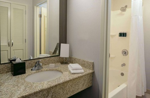 South Kansas City Hotel | Shopping and Dining in Downtown Kansas City! FREE Parking, Swimming Pool!