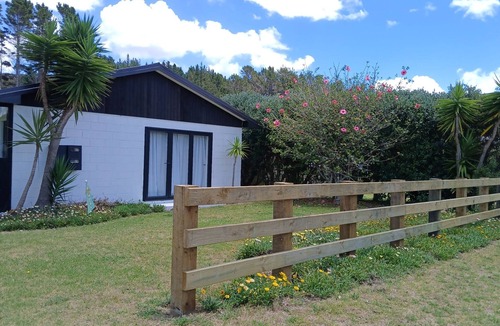 Taupo Bay House | Shore Beats Work Taupo Bay