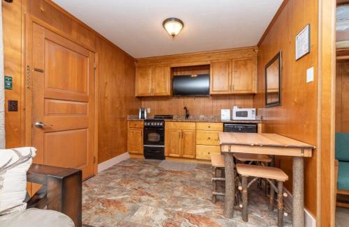 Lake George Hotel | Shore Meadows Lodge LLC