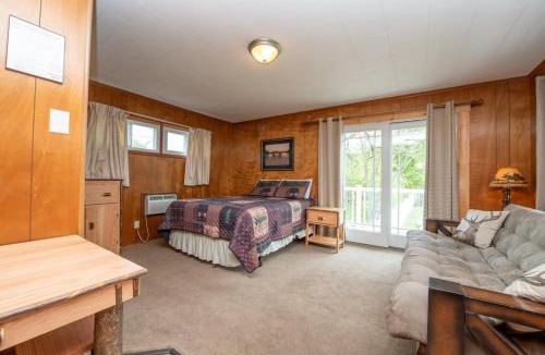 Lake George Hotel | Shore Meadows Lodge LLC